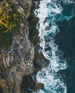 海岸边汹涌海浪拍击岩石