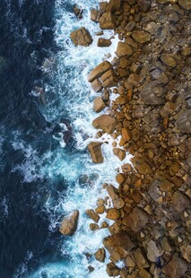 海边礁石与翻涌海浪