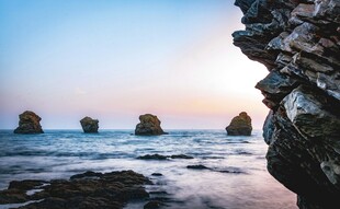 海边礁石与远处海中小岛