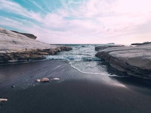 海边黑沙滩与海浪美景
