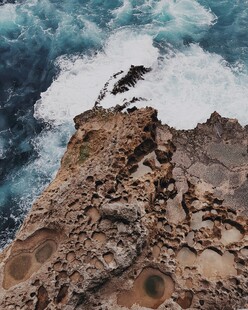 悬崖边的汹涌海浪