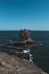 海边孤岩景观
