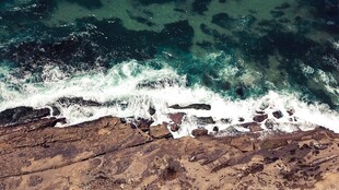 海岸边的海浪拍打岩石
