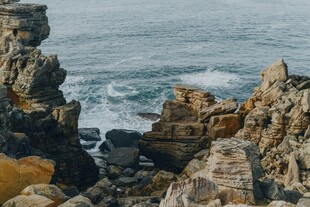 海边嶙峋岩石与翻涌海浪