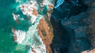 俯瞰碧海与嶙峋礁石