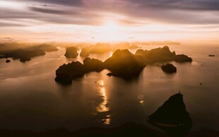 海上日出时的礁石景观