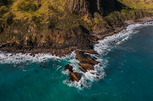 海岸风光碧海与嶙峋礁石