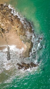 俯瞰碧海环绕的礁石