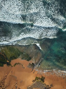 俯瞰美丽海滨沙滩与海浪