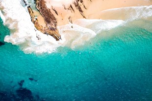 俯瞰碧海白沙美丽海岸