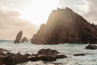 海边壮丽岩石与落日美景