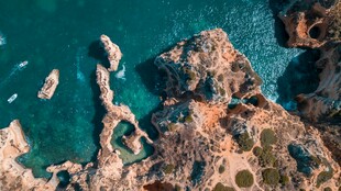 俯瞰碧海与嶙峋礁石