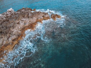 海岸礁石与海浪景观