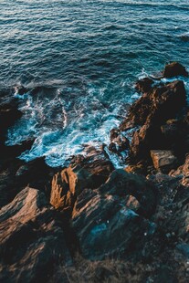 海边礁石与翻涌的蓝色海浪