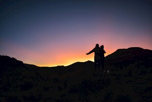夕阳下的山间徒步者