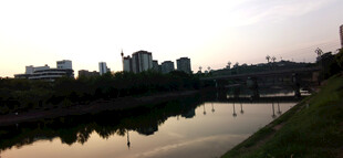 河畔城市黄昏美景