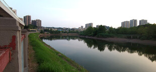 河畔城市风光