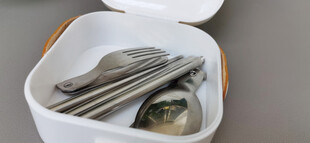 白色容器内的餐具套