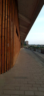 木质建筑墙外观与砖石步道