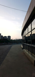 城市玻璃墙面建筑旁的开阔道路