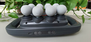 黑色托盘上的灰色按摩球头