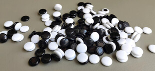 黑白围棋子散落画面