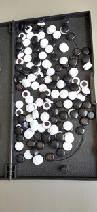 置于黑色盒子中的黑白五子棋