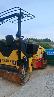 黄色路面压实机施工现场