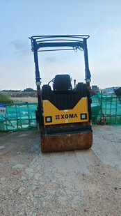 小型压路机停于户外场地