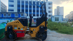 户外停放的工程机械设备