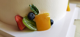 水果装饰的精致蛋糕一角