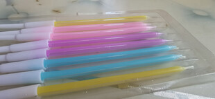 彩色生日蜡烛整齐摆放