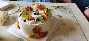 多彩装饰的美味蛋糕