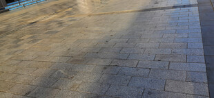 户外砖石地面光影景象