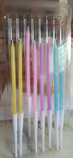 多彩生日蜡烛整齐排列展示