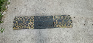 户外地面上的下坡减速设施