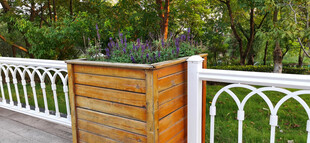 木质花箱搭配白色栏杆