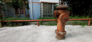 户外生锈的消防栓