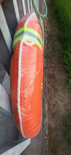 悬挂的多彩充气救生圈