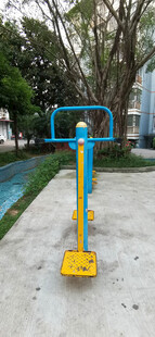 户外蓝色健身器材
