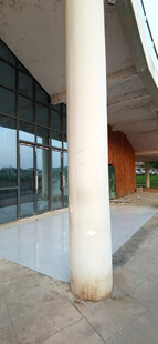 现代建筑外的柱廊空间