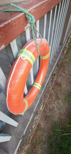 橙色救生圈挂于围栏处
