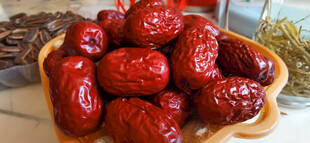 一盘饱满诱人的干红枣