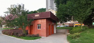 红砖小屋的旅游厕所