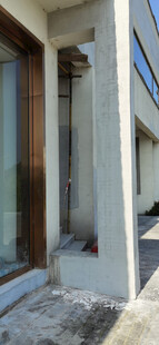 正在施工的现代简约风格建筑入口