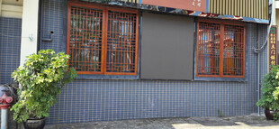 复古建筑灰墙红窗的雅致建筑一角