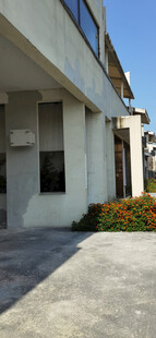 现代建筑外的空旷庭院