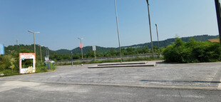 空旷道路旁的户外风景