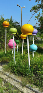 彩色球形景观灯装点绿地