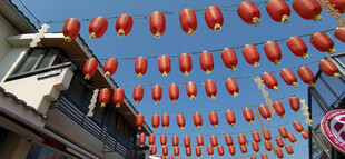 街头高悬的喜庆红灯笼